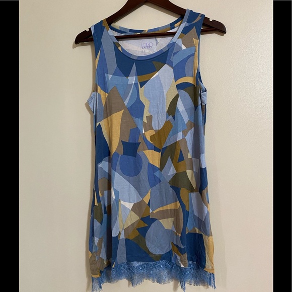 LOGO Layers geometric print tunic top